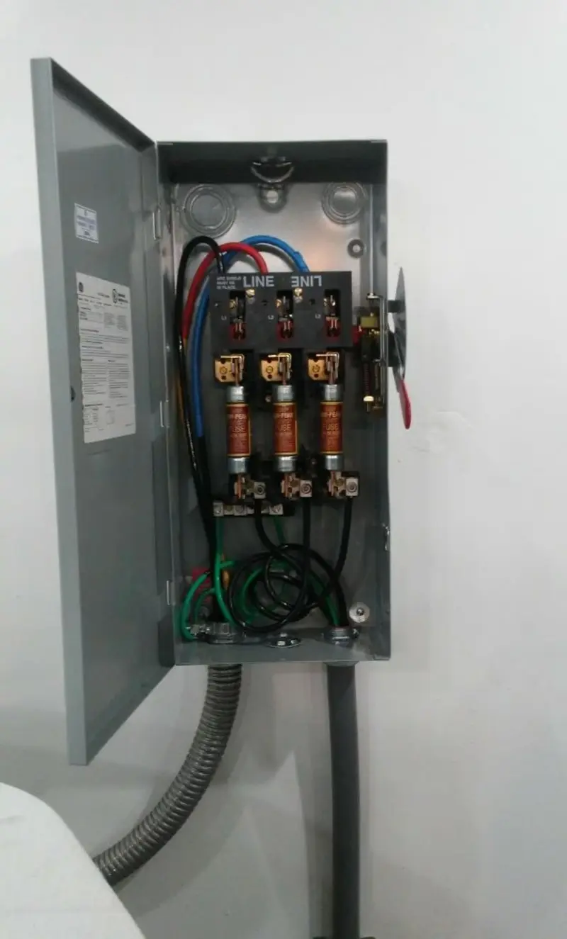 Three-phase disconnect switch installed for Smoke Detector Installation in Okemah